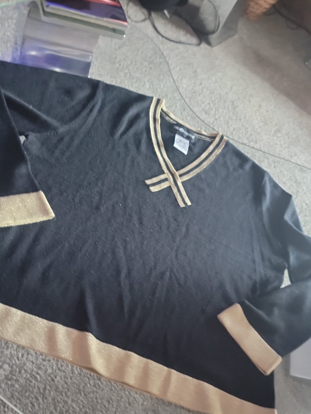 V-neckline with a crossover gold metallic Trim. Xl